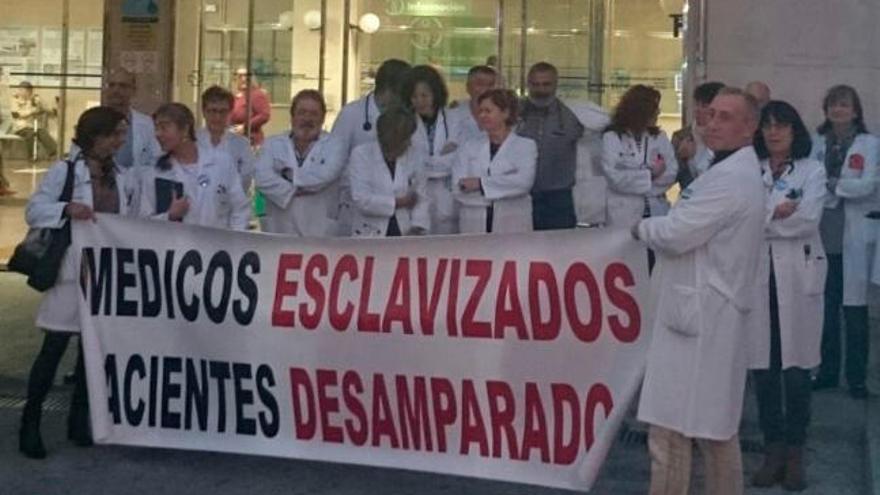 Médicos del Hospital de Ourense protestando contra los recortes, en una imagen de archivo. // FdV