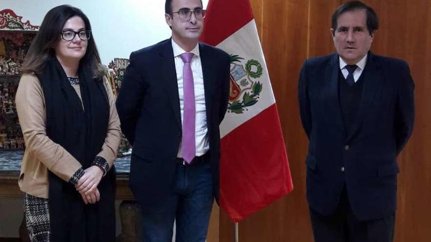 María Luisa Fernández, Jesús Bordás y Alonso Ruiz-Rosas, en la Embajada de Perú en España.