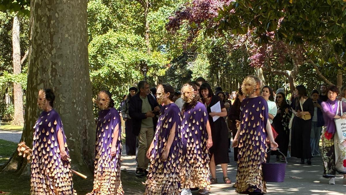VÍDEO: Performance de Sara García en el parque Ferrera, Avilés, por bienal climática