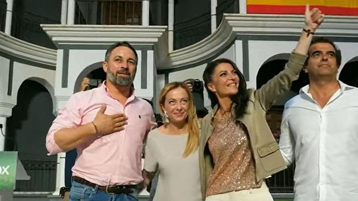 Santiago Abascal, líder de Vox; junto a Giorgia Meloni, de Fratelli d’Italia; la candidata a la Junta de Andalucía, Macarena Olona, y el candidato por Málaga, Antonio Sevilla.