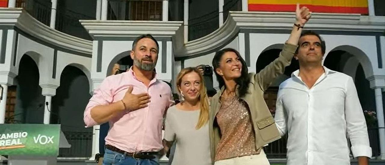 Santiago Abascal, líder de Vox; junto a Giorgia Meloni, de Fratelli d’Italia; la candidata a la Junta de Andalucía, Macarena Olona, y el candidato por Málaga, Antonio Sevilla.