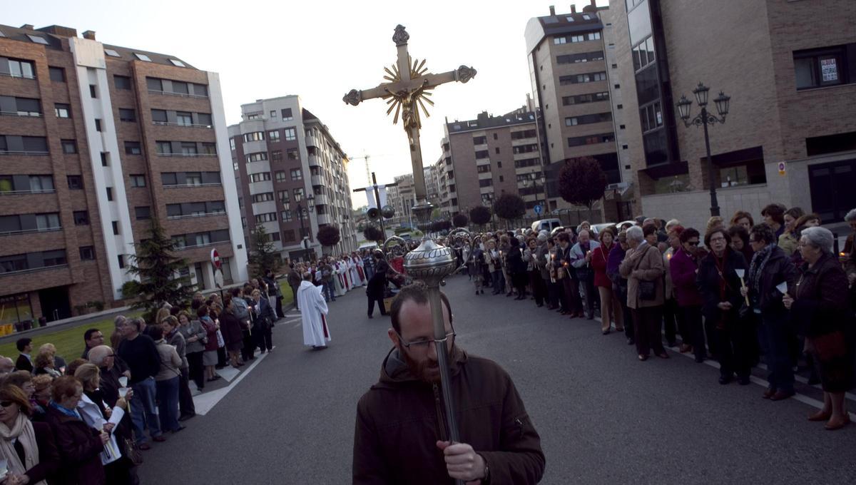 Víacrucis por las calles de Montecerrao, en la Semana Santa de 2011.