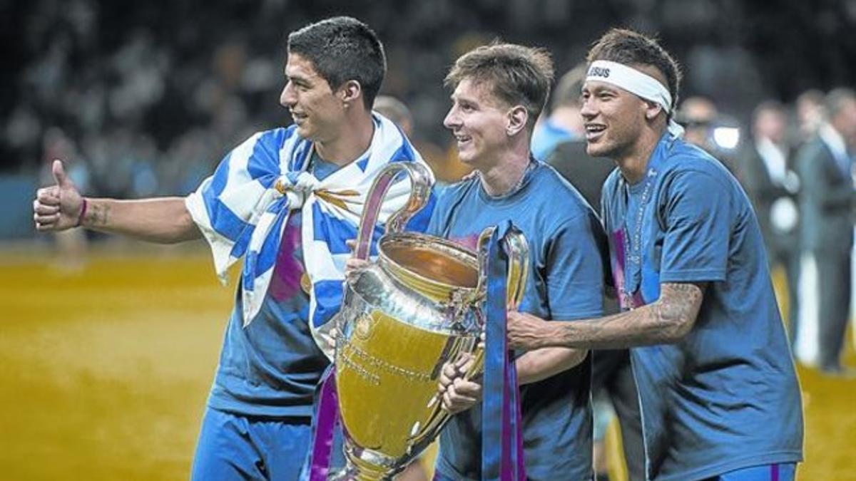 Suárez, Messi y Neymar sostienen la Copa de Europa 2015 ganada en Berlín.