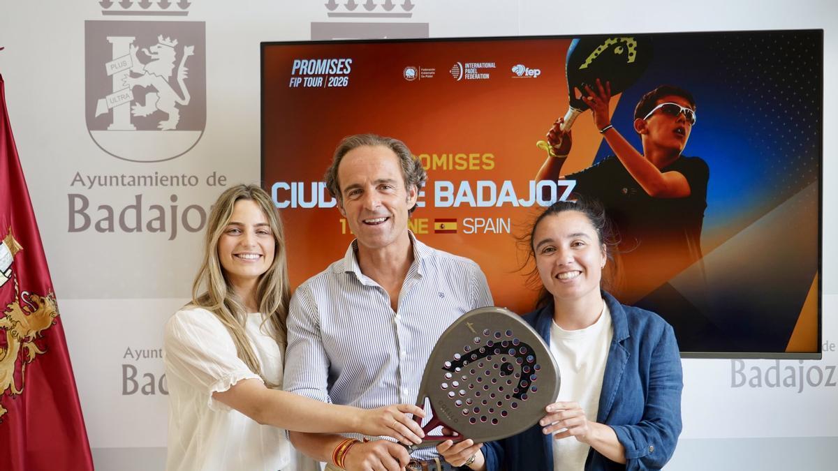 Carmen Salas, Juan Parejo y Carmen de la Cruz durante la presentación del evento.