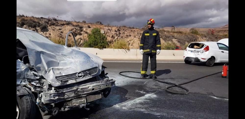 Un accidente múltiple en San Agustín bloquea la autopista del Sur