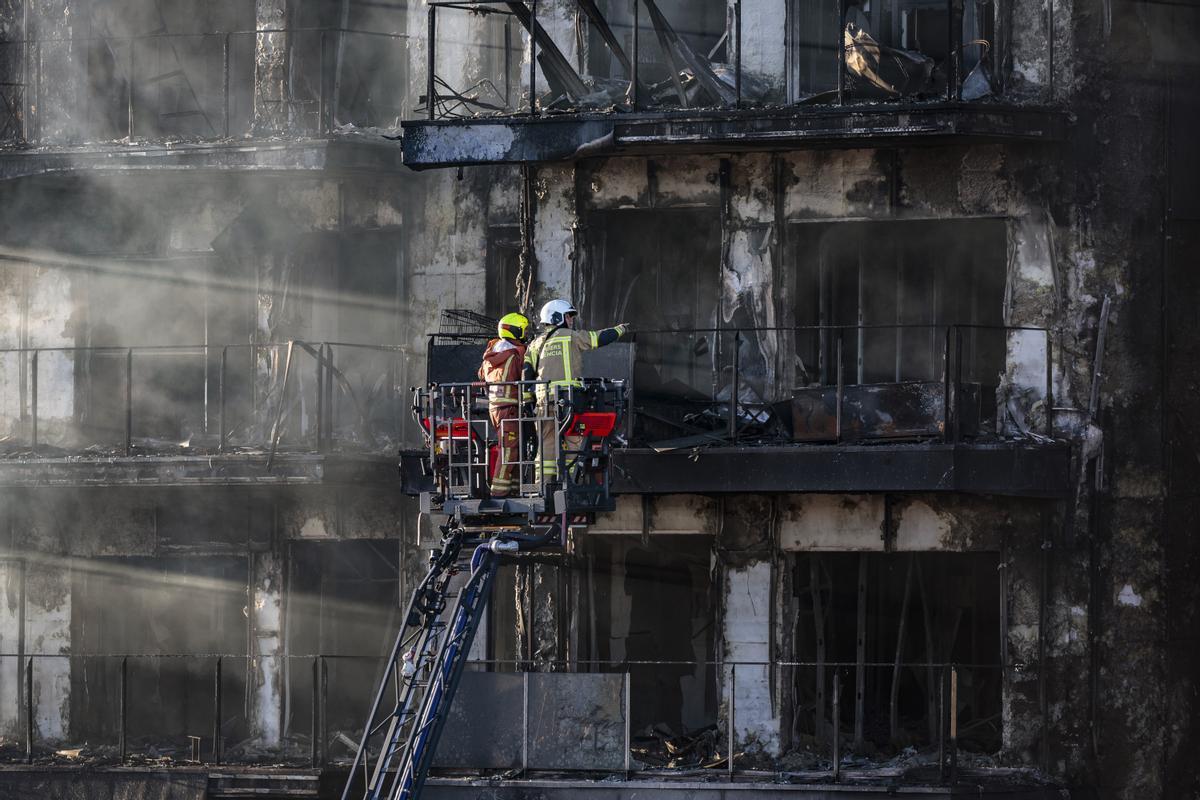 Cuatro muertos y 19 desaparecidos en el incendio de dos edificios de viviendas en València