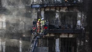 Cuatro muertos y 19 desaparecidos en el incendio de dos edificios de viviendas en València