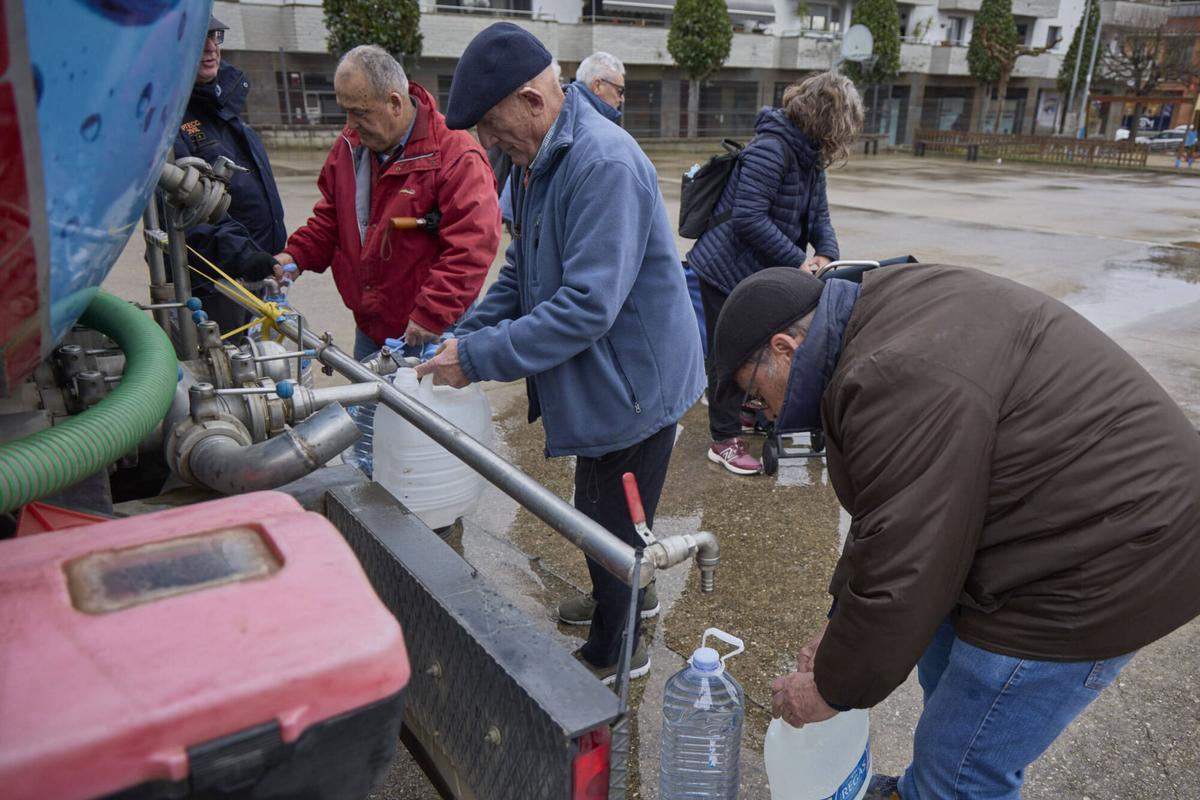 20260122 Veins de Sils agafen aigua potable d´un camió cisterna a causa que per culpa del temporal Harry, no tenen aigua potable a les llars.