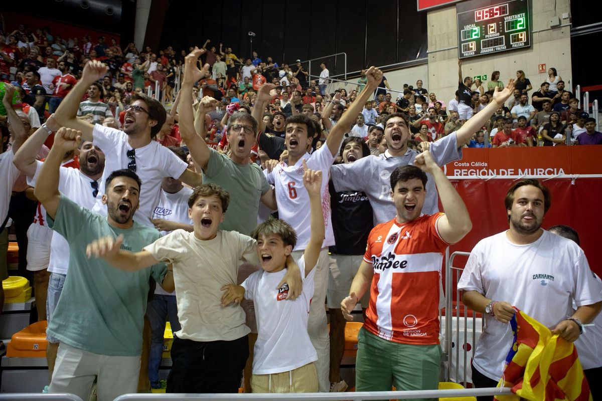 Aficionados celebrando el título de liga del Jimbee Cartagena