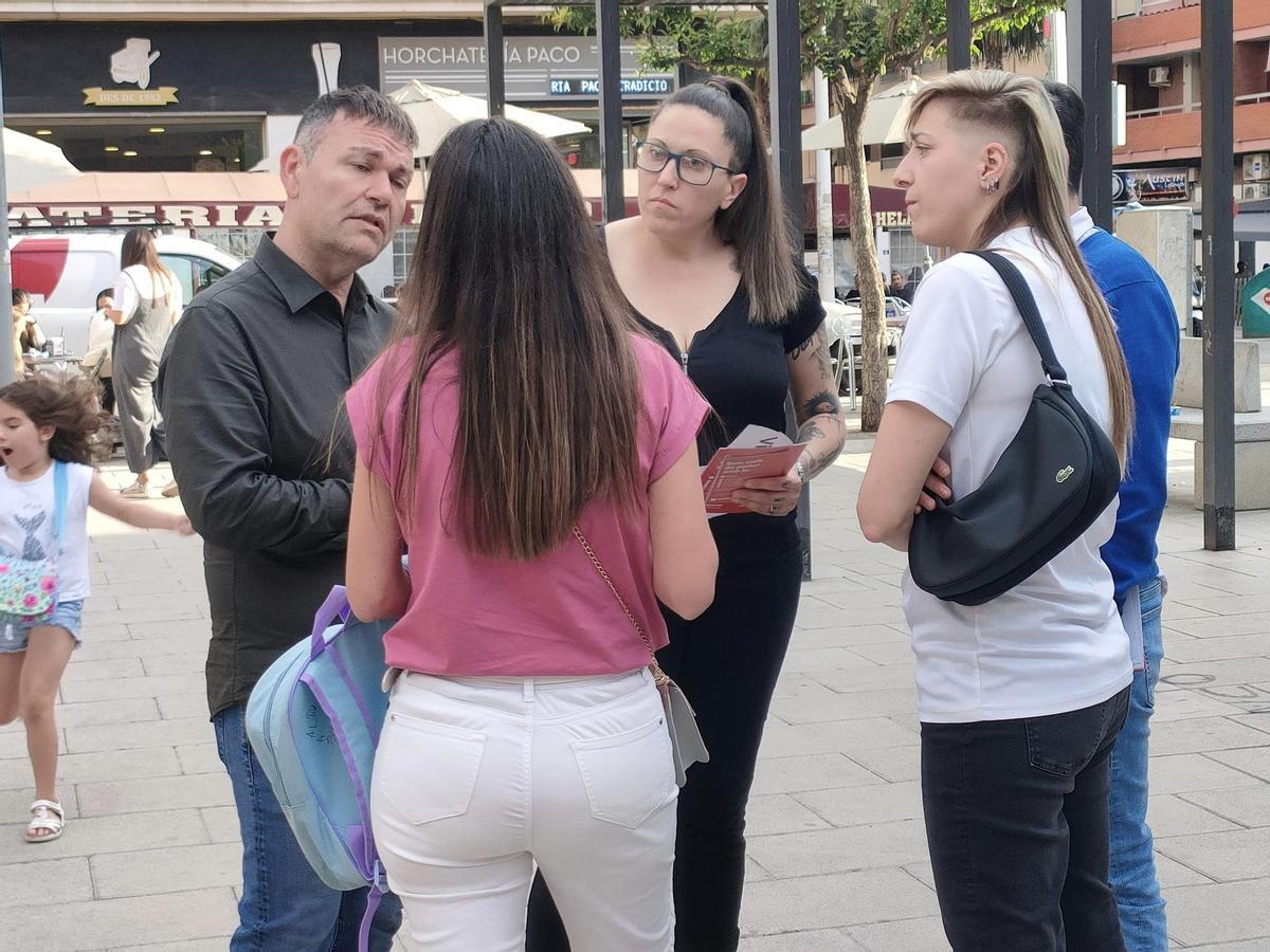 Jesús Monzó, alcalde de Catarroja y candidato de Compromís, conversa con algunas vecinas.