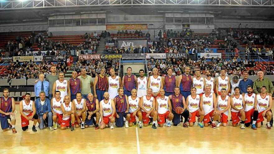 Els equips de veterans de La Salle Manresa i del Barça, junts a la pista del Nou Congost, anit