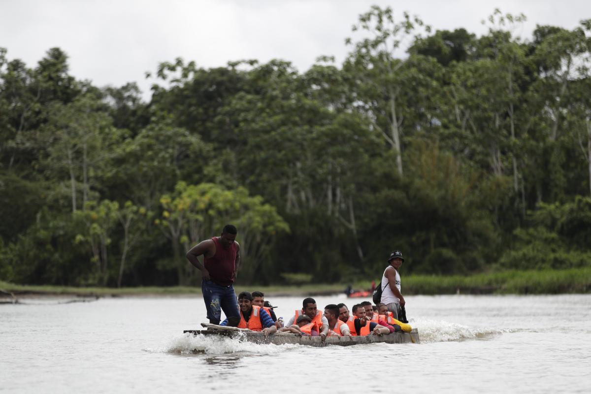 Miles de inmigrantes venezolanos varados en selva de Panamá por cierre terrestre en EE.UU