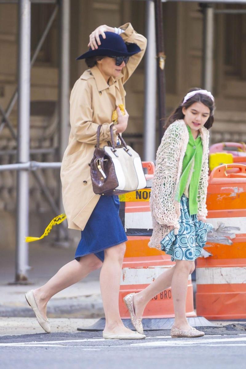 Suri Cruise y Katie Holmes paseando el Día de la Madre