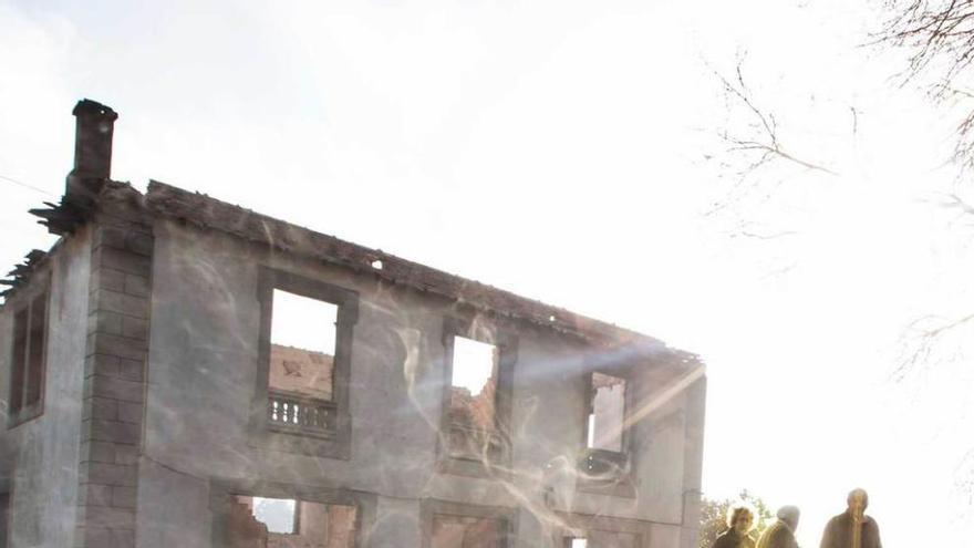 Una casa, arrasada por el fuego en Riubón (El Franco).