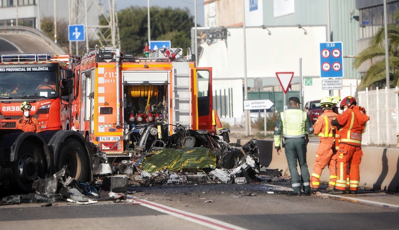 Accidente entre un camión y un Tesla en Port de Sagunt.