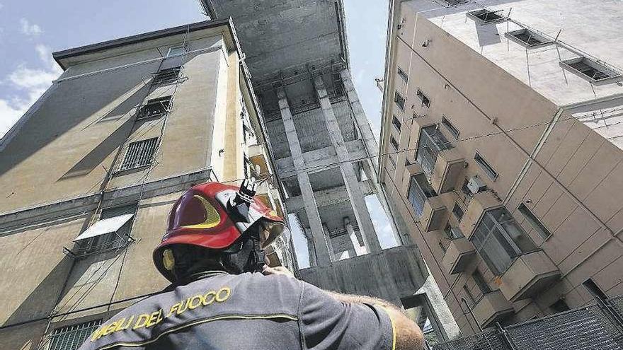 Casas desalojadas bajo el viaducto que se desplomó en Génova. // Efe