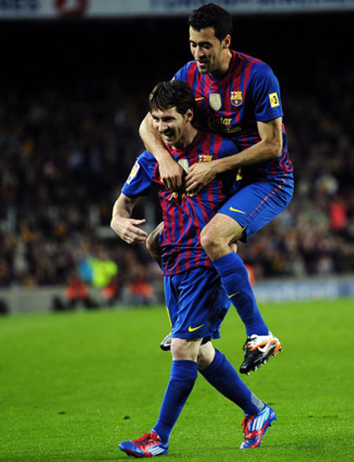 El delantero del Barcelona Leo Messi celebra su gol (1-0) contra el Espanyol con Sergio Busquets.