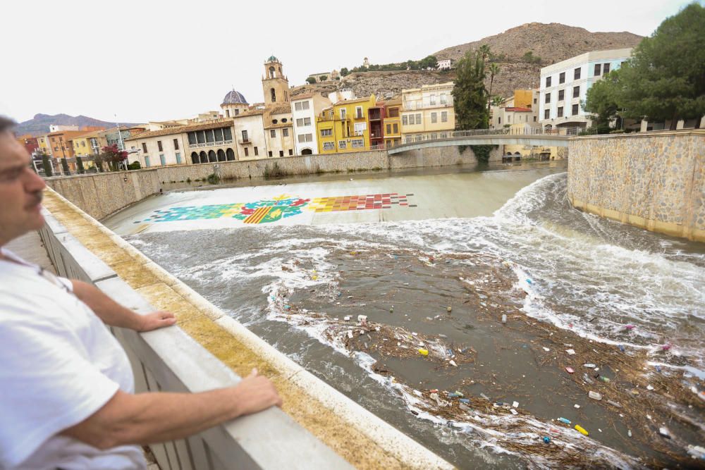 La CHS investiga la aparición de espuma en superficie a lo largo del cauce del Segura en toda la comarca, tras las lluvias que se han registrado en los últimos días.