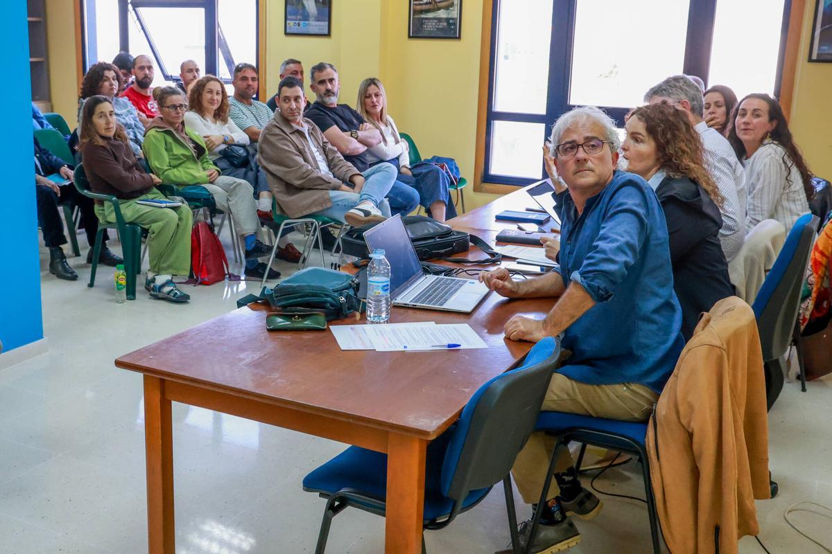Un momento da asemvlea celebrada na sede de Culturmar onte.
