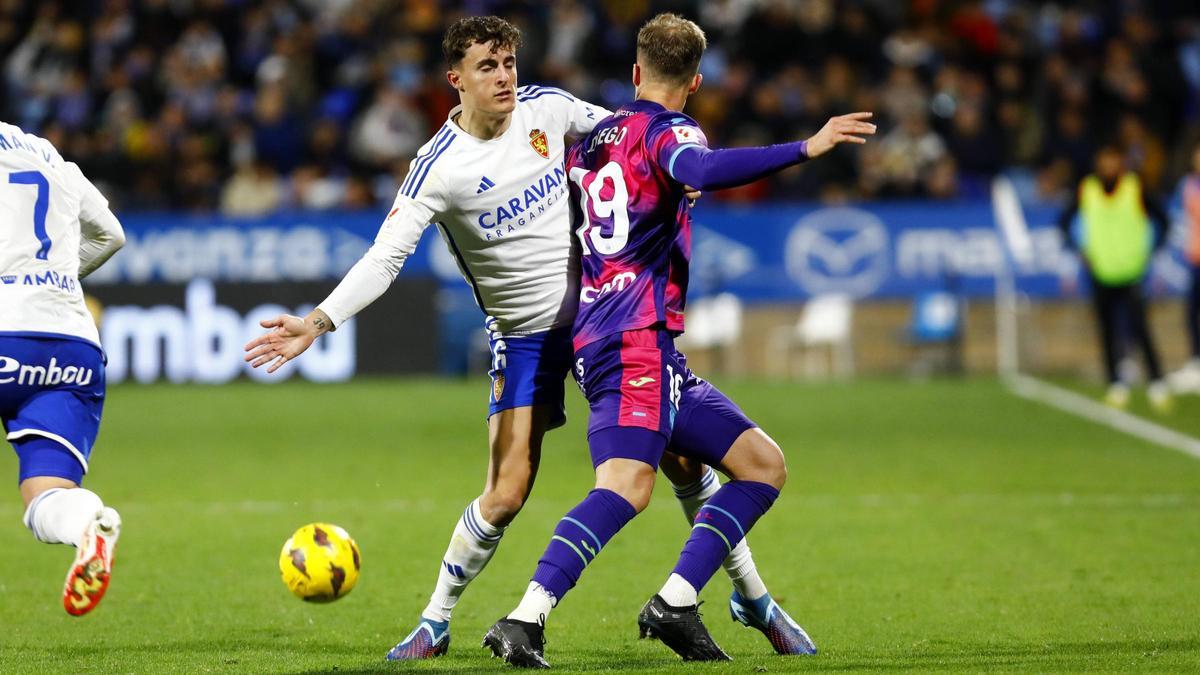 Francés impide el paso al jugador del Leganés Diego García.