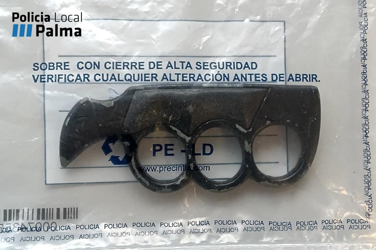 El puño americano intervenido al acusado.
