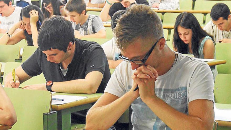 Alumnos en un aula, durante la selectividad de junio.