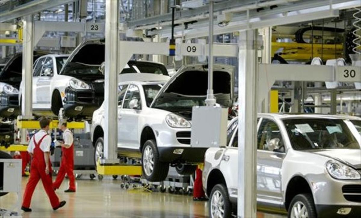 Treballadors d’una cadena de muntatge d’automòbils Porsche. Treballadors d’una cadena de muntatge d’automòbils Porsche.