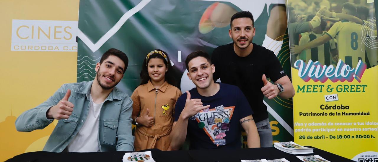 Perin, Viana y Cristian, junto a una joven aficionada, en el Centro Comercial El Arcángel.