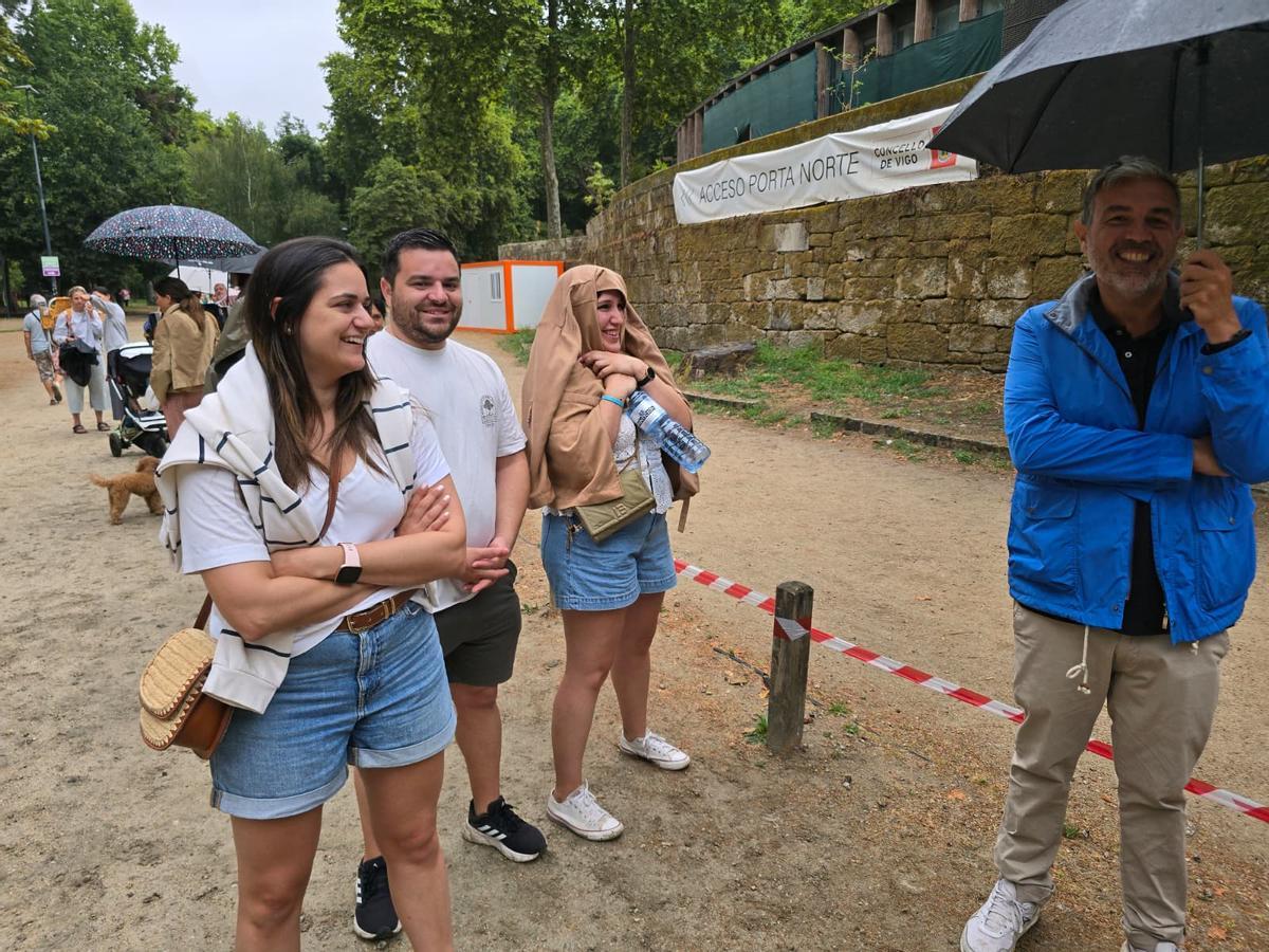 Concierto de Viva Suecia: la lluvia no desanima a los fans, que guardan cola en Castrelos Concierto de Viva Suecia: la lluvia no desanima a los fans, que guardan cola en Castrelos