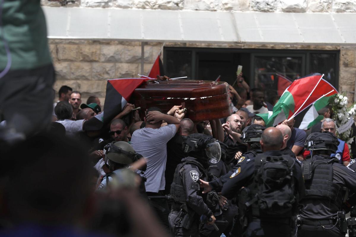 Jerusalem (.), 13/05/2022.- Mourners carry the coffin of slain American-Palestinian journalist Shireen Abu Akleh outside St. Joseph Hospital, ahead of a funeral procession in the Old City of Jerusalem, 13 May 2022. Al Jazeera journalist Shireen Abu Akleh was killed on 11 May 2022 during a raid by Israeli forces in the West Bank town of Jenin. (Estados Unidos, Jerusalén) EFE/EPA/ATEF SAFADI Jerusalem (.), 13/05/2022.- Mourners carry the coffin of slain American-Palestinian journalist Shireen Abu Akleh outside St. Joseph Hospital, ahead of a funeral procession in the Old City of Jerusalem, 13 May 2022. Al Jazeera journalist Shireen Abu Akleh was killed on 11 May 2022 during a raid by Israeli forces in the West Bank town of Jenin. (Estados Unidos, Jerusalén) EFE/EPA/ATEF SAFADI