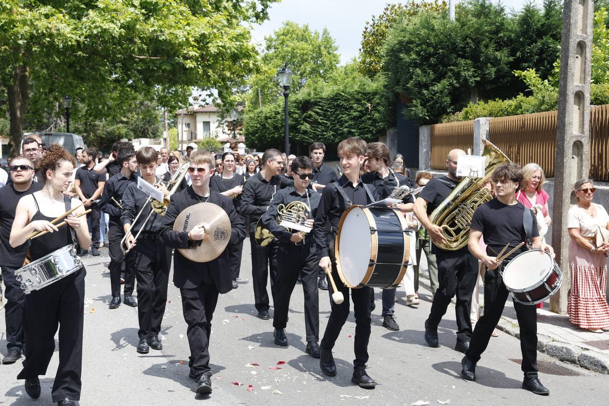 EN IMÁGENES: El Corpus Christi de Somió luce en todo su esplendor con una misa y procesión oficiada por Kike Figaredo: "Estamos muy contentos de que nos acompañe EN IMÁGENES: El Corpus Christi de Somió luce en todo su esplendor con una misa y procesión oficiada por Kike Figaredo: "Estamos muy contentos de que nos acompañe