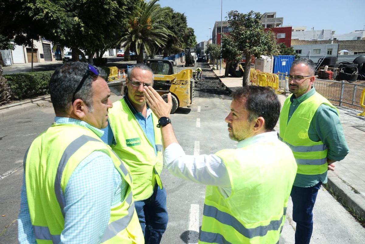 Visita del alcalde de Santa Cruz a la avenida de Los Majuelos.