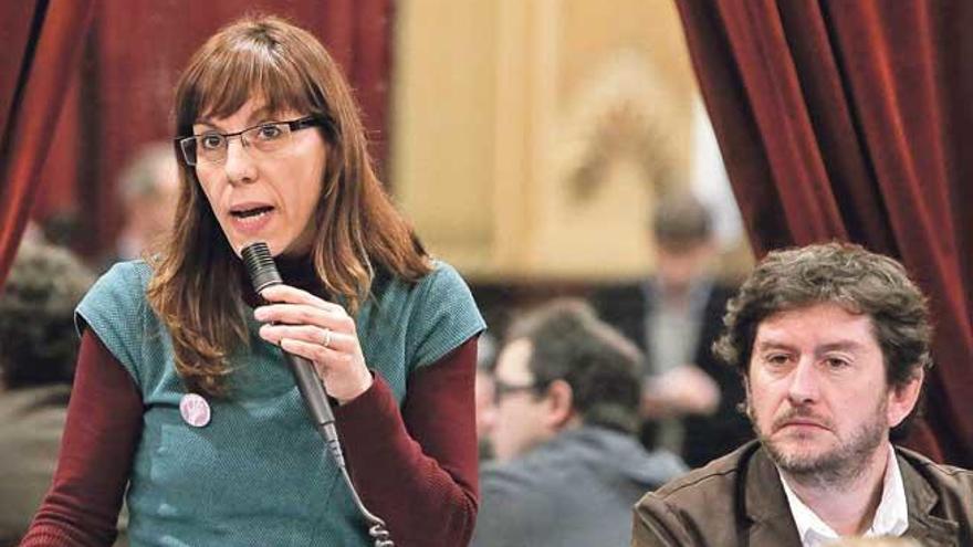 Los diputados de Podemos, Laura Camargo y Alberto Jarabo, en el pleno celebrado ayer.