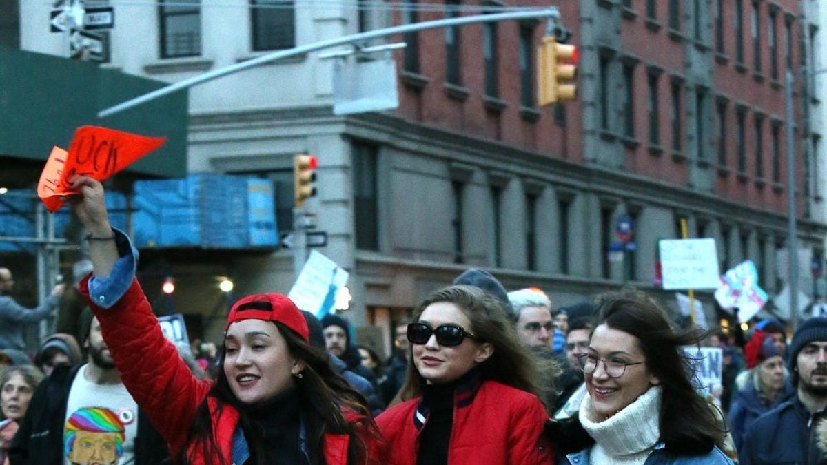 Las hermanas Gigi Hadid y Bella Hadid protestan contra Trump