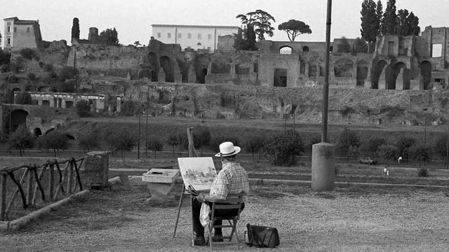 El artista murciano Ramón Gaya, pintando el Foro de Roma en julio de 1990.