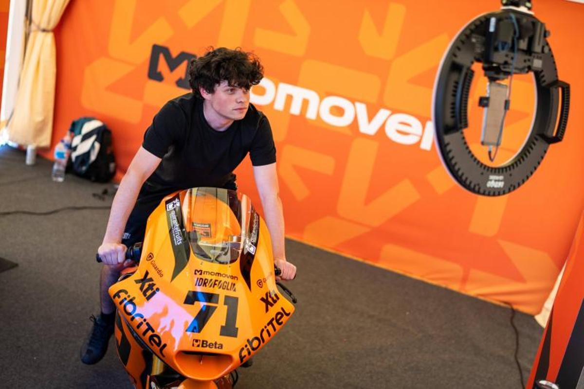Los pilotos Dani Holgado, Pedro Acosta, Joan Mir, Àlex Rins, Jorge Martín y Àlex Márquez participan en la Fan Fest 2026 de MotoGP en la Plaça de Catalunya