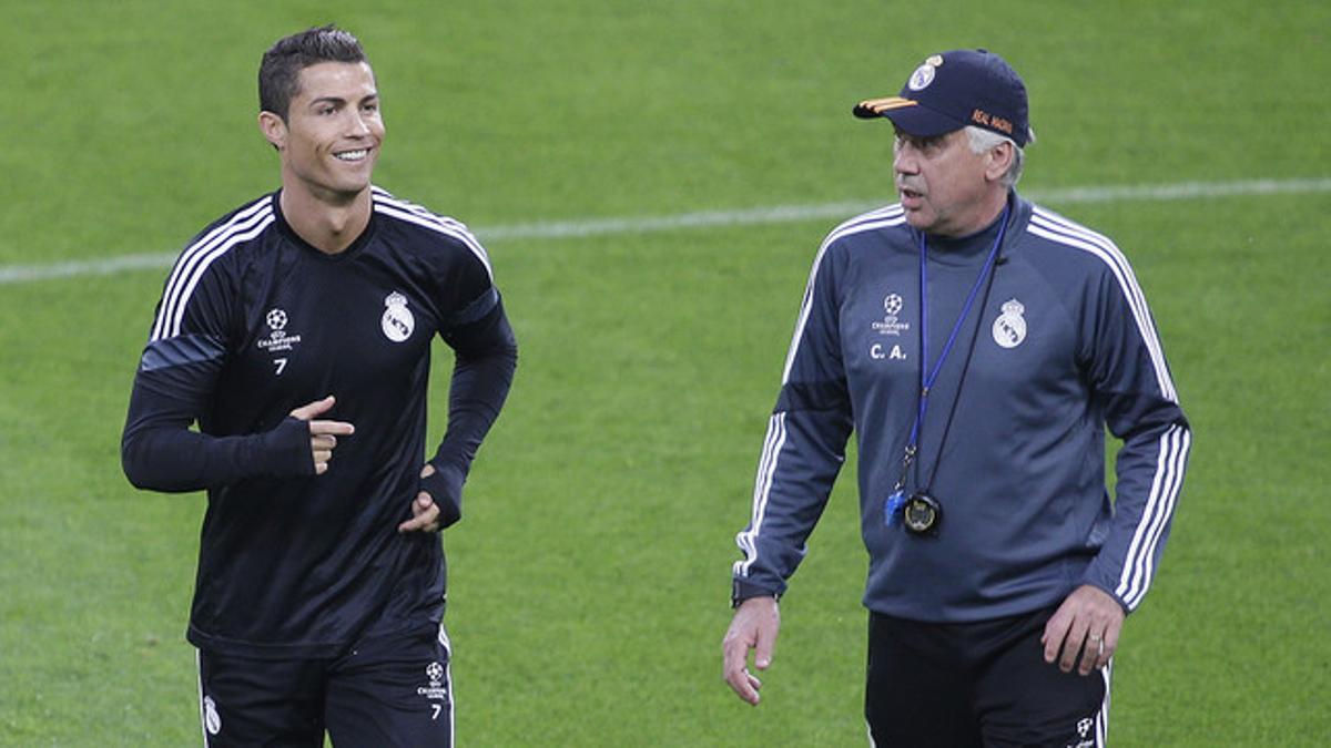 Cristiano y Ancelotti, en el entrenamiento de este lunes, en Turín