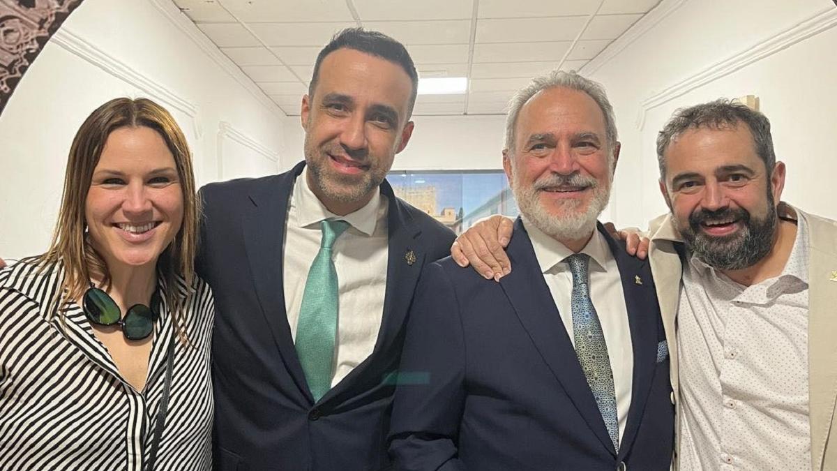 Saül Gómez, al centro, junto a tres cargos festeros de este año en Alcoi.