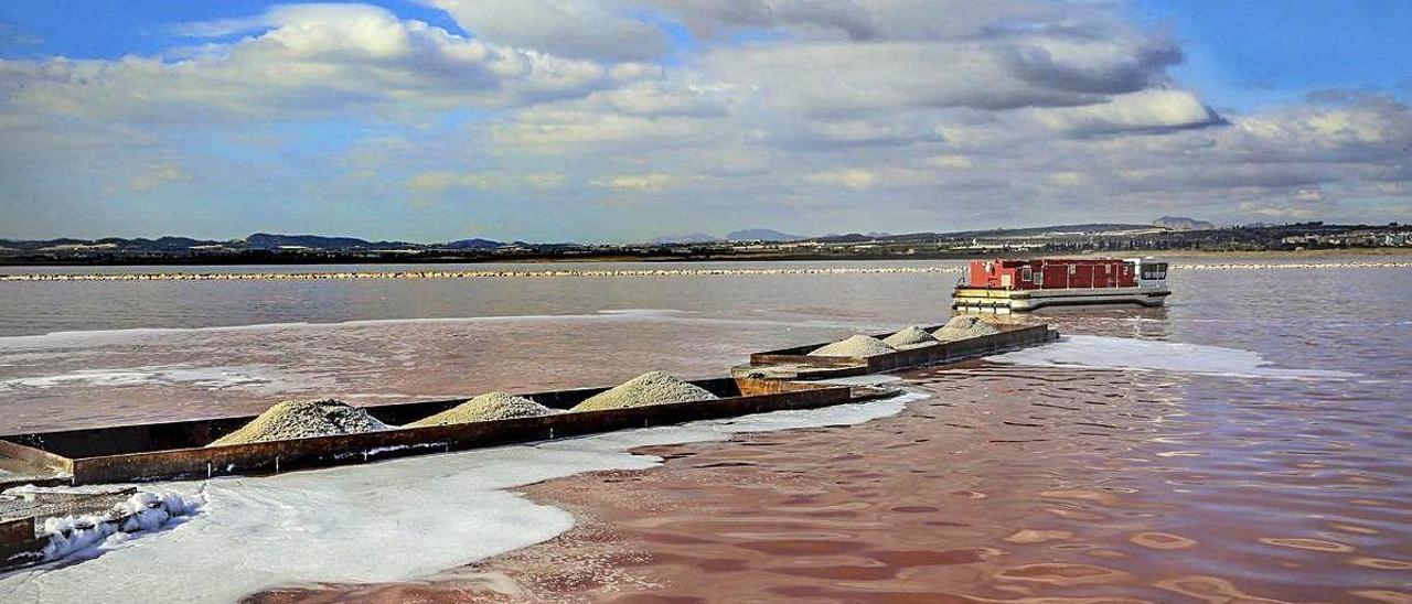 Imagen de la zona de los remolcadores que transportan la sal extraída de la laguna.