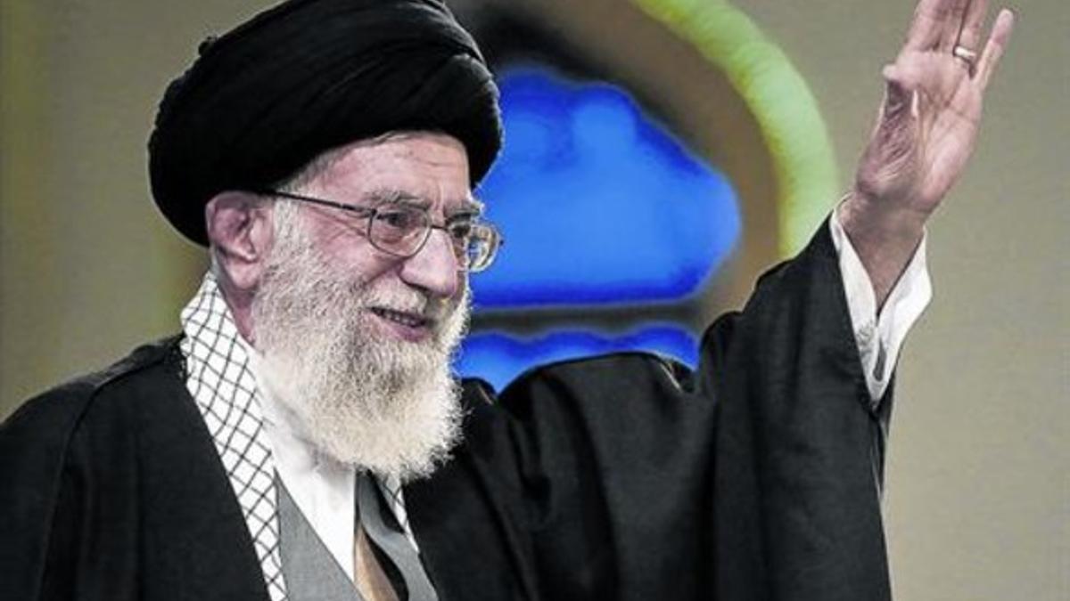 El líder supremo iraní, ayatolá Alí Jamenei, al llegar a una reunión en Teherán, ayer.