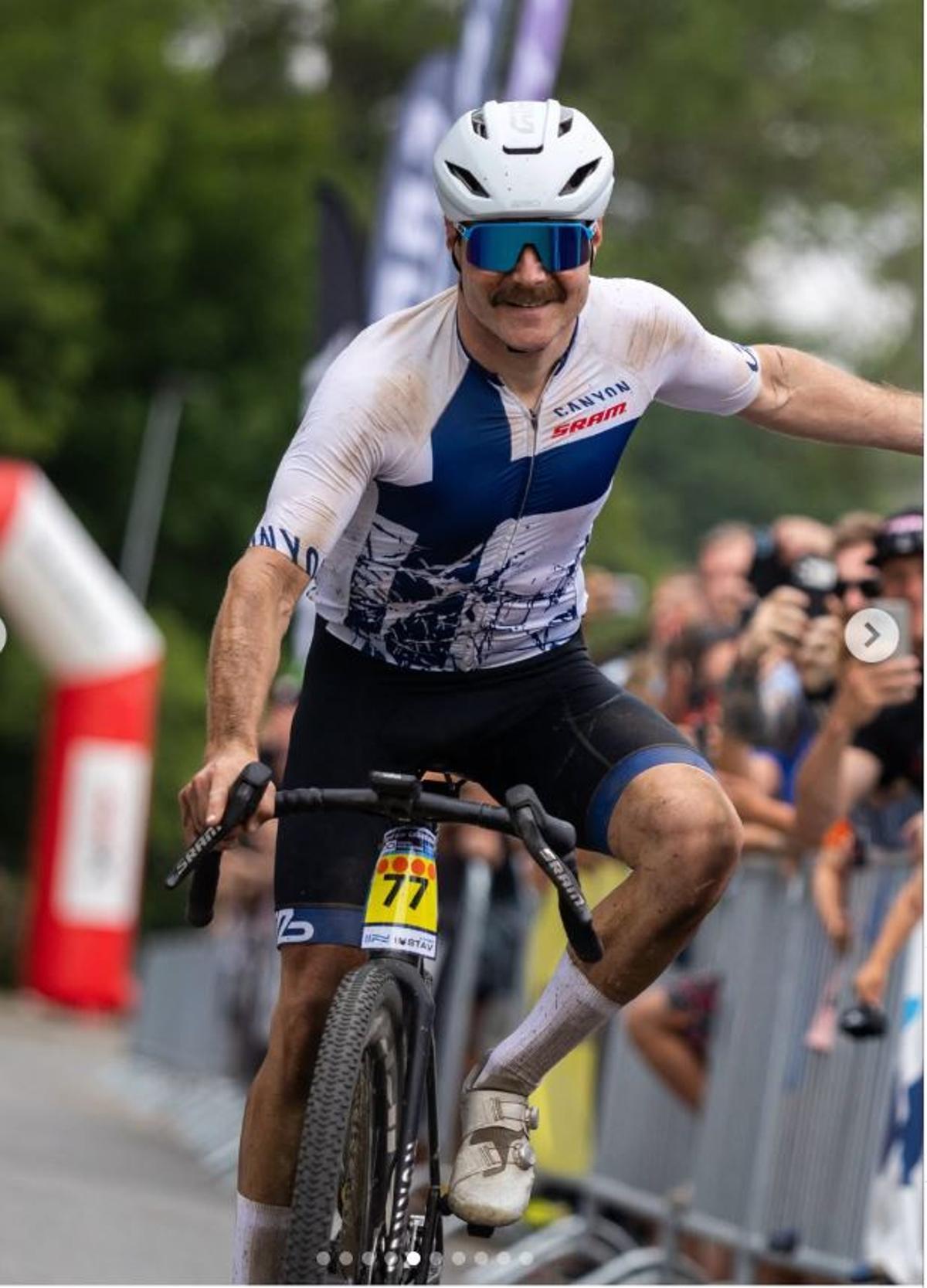 Bottas también disfruta con la bici