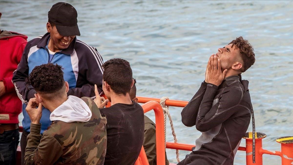 Algunos de los 52 inmigrantes que han llegado en dos pateras esta manana a la costa gaditana de Chiclana tras haber cruzado el Estrecho de Gibraltar