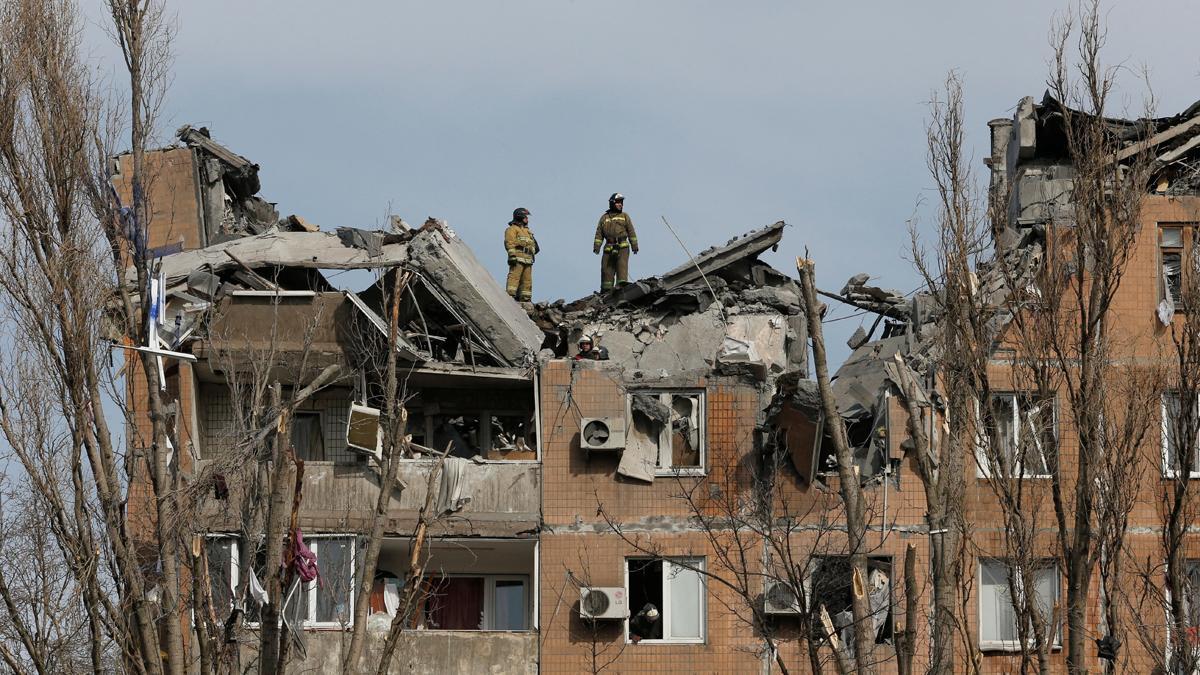 Los bomberos trabajan en un edificio residencial dañado por los bombardeos durante el conflicto entre Ucrania y Rusia en la ciudad de Donetsk