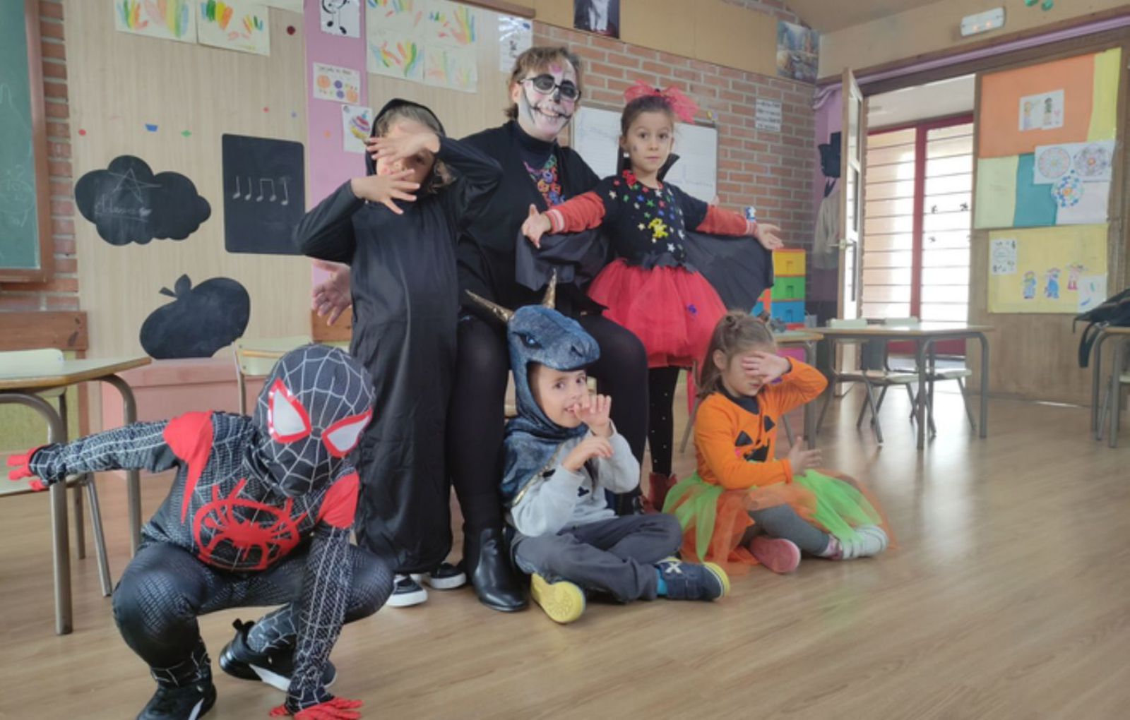 Un grupo de niños con su profesora, disfrutando de la fiesta de Halloween, en la Escuela de Música. | E. P.