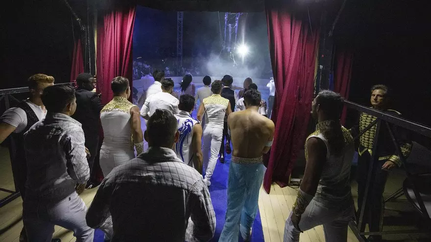 El veritable circ comença darrere les cortines