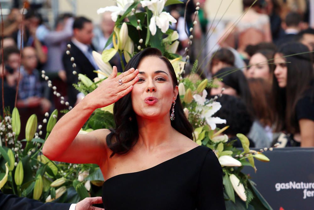 El Festival comienza con el tradicional baño de masas de los actores y actrices en la alfombra roja de la gala inaugural del certamen.