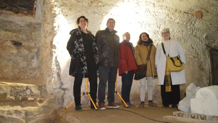 L’equip científic amb l’alcalde de Castelló i la subdirectora general de Patrimoni arqueològic.