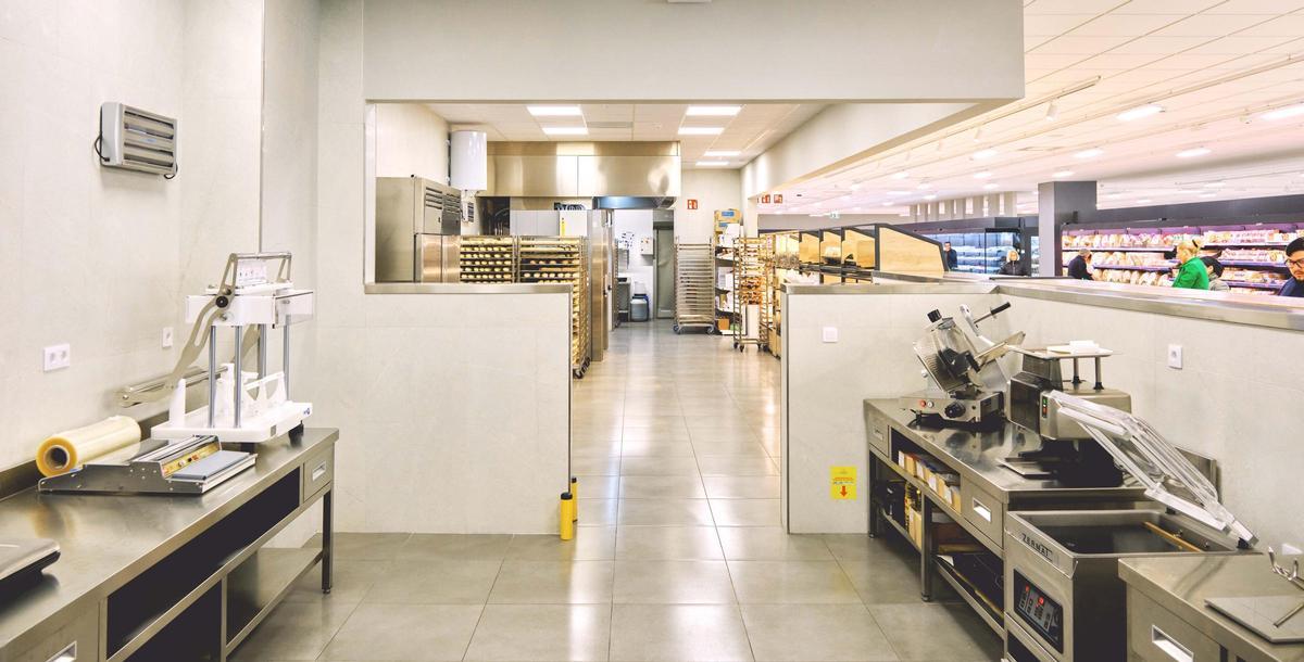 El obrador central de la única tienda 9 que Mercadona tiene en Valencia y alrededor del cual agrupa todos los procesos de preparación.