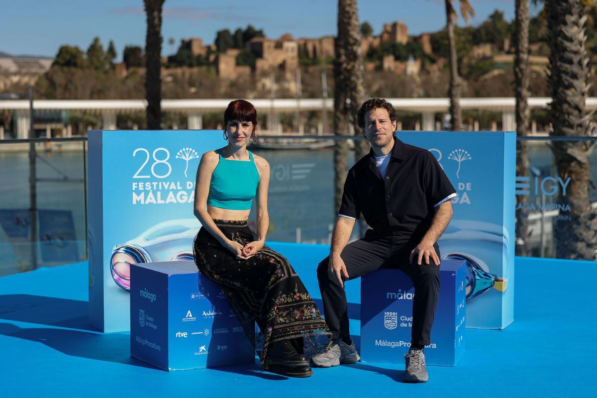 La actriz Miriam Garlo (i) y el actor Álvaro Cervantes (d) posan en el photocall de la película 'Sorda'