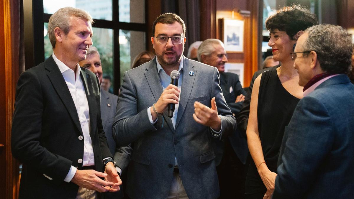 Adrián Barbón presidente del Principado de Asturias, durante su intervención, acompañado por Alfonso Rueda, presidente de la Xunta de Galicia, Elma Saiz, ministra de Inclusión, Seguridad Social y Migraciones y Javier Moll, presidente de Prensa Ibérica
